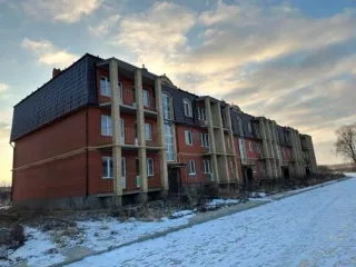 Объект незавершенного строительства – «33-х квартирный 3-х этажный жилой дом №9 по генплану в д. Маурино Подлесного сельского поселения Вологодского района», расположенный на земельном участке с кадастровым номером 35:25:0705002:573. Земельный участок площадью 2542 кв.м., кадастровый №…