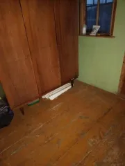 Продается 1/4 доля квартиры площадью 64,80 кв.м. по адресу: Россия, Владимирская область, Селивановский район, деревня Новлянка, улица Трудовая, дом 4, квартира 2. Кадастровый номер: 33:10:000802:949. Также продается 1/4 доля в праве аренды земельного участка площадью 2220 кв.м. (погрешность 17.0)…