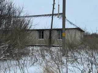 Продается фельдшерско-акушерский пункт общей площадью 97 кв.м и земельный участок 415 кв.м по адресу: Курская область, Советский район, Советский сельсовет, с. Петрово-Карцево, д. 82. Здание нежилое, одноэтажное, кадастровый номер: 46:21:190102:27. Земельный участок категории земли населенных…