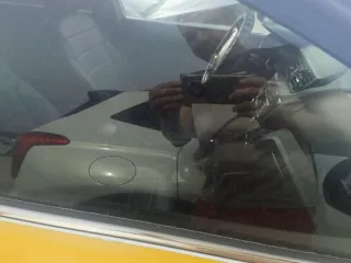 Kia Rio 2016 Kia Rio: автомобиль Kia Rio 2016 г.в г/ СОЗ6АХЗ6,VINZ94CC41BBHR409383, цвет бело-желтый-серый, с наклейками яндекс такси, с правой стороны порог замят, лобовое стекло имеет трещину, с правой стороны повреждение ЛКП по всему кузову, со стороны водителя отсутствует ручка, повреждение…