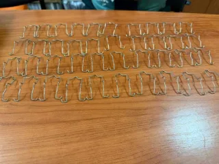 Годные остатки изделий: крышка-заглушка для фары автомобиля из резины черного цвета 80 штук, патрон для лампочки 41 штука, заглушки из резины черного цвета 122 штуки, элемент крепления из пластмассы белого цвета 40 штук, патрон для лампочки из пластмассы серого цвета 40 штук, элемент крепления из…