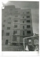 Объекты незавершенного строительства в количестве 8 объектов: многоквартирные жилые дома с разной степенью готовности от 9 до 60%. Из них 6 домов площадью по 4959.8 кв. м с кадастровыми номерами: 27:17:0302202:602, 27:17:0302202:597, 27:17:0302202:601, 27:17:0302202:600, 27:17:0302202:599…