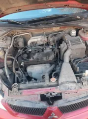 Mitsubishi Lancer, 2005 года, 75 лс, 200000 км, АКПП, VIN: JMBSRCS3A6U004057. Совместно нажитое. Автомобиль на ходу, нет аккумулятора и сигнализации, двигатель работает плохо. На передней двери и пороге незначительные вмятины и царапины. Спереди зимние шины, сзади летняя резина, коробка передач…