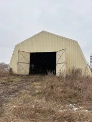 Имущественный комплекс в Татарстане: здание цеха забоя 1072 кв.м, контора 589.3 кв.м, гараж 294.6 кв.м, склад минеральных удобрений 1186.2 кв.м, арочный склад 657 кв.м, зернохранилища 620.4 кв.м и 625.5 кв.м, пункт технического обслуживания 388.7 кв.м, фуражный склад 1124.7 кв.м, зерносклады 629.2…