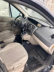 Renault Grand Scenic 2006 года, серый, VIN: VF1JMJEN636905226, госномер: А343ТА51. Особенности тех. состояния: отсутствует фрагмент заднего бампера (требуется его замена), нарушения лакокрасочного покрытия на крышке багажного отделения.