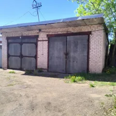 Земельный участок 569 кв.м с тремя зданиями, Новгородская область, г. Боровичи, ул. Дзержинского, 19. Земельный участок площадью 569,0 кв.м, кадастровый номер 53:22:002065211, с находящимися на нем объектами недвижимости – зданием площадью 209,3 кв.м (кадастровый номер 53:22:0020652:11), зданием…