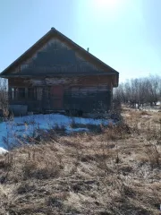 Дом 30.8 кв.м, участок 1200 кв.м, Курганская обл., Звериноголовский район, с. Круглое, ул. Озерная, дом 13. Дом частично разрушен, требует ремонтных работ. Кадастровый номер дома: 45:05:010801:1029, участка: 45:05:010801:973.