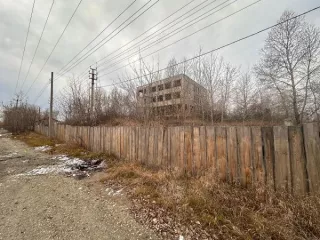 Объект незавершенного строительства, общая площадь застройки 3 354,8 кв. м, степень готовности объекта 46%, к/н 38:31:000004:823, расположенный по адресу: Иркутская область, г. Усолье-Сибирское, ул. Крупской. Совместно с объектом приватизации отчуждается земельный участок с к/н 38:31:000004:1237…
