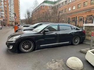 Hyundai Equus 2010 года, черный. VIN: KMHG41FBAU019435. Год выпуска 2010, пробег 307086 км. Двигатель бензиновый, объем 4.6 л (4627 куб. см), мощность 373 л.с. (274.3 кВт), экологический класс 4. Масса без нагрузки 2150 кг, разрешенная максимальная масса 2505 кг. Категория B. Государственный…