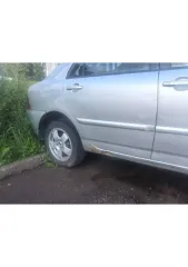 Toyota Corolla 2005 года выпуска. Цвет серебристый. VIN: NMTBZ20E80R123417. Категория B. Двигатель 3ZZE350223. Автомобиль не на ходу. Требуется ремонт двигателя, на порогах ржавчина, в салоне нет магнитолы, в дверях отсутствуют колонки. Возможно наличие иных недостатков.