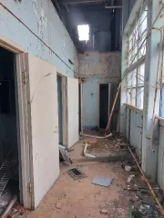 Нежилое здание 308.6 кв.м, Забайкальский край. Назначение: нежилое, 1 этаж, кадастровый номер 75:24:340905:32, площадь 308,60 кв. м. Адрес: Забайкальский край, Шилкинский район, пгт. Первомайский, ул. Индустриальная, 8В. Земельный участок под зданиями в аренде, категория земель: земли…