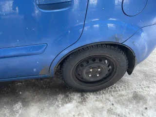 Kia Rio 2010 года, 95 л.с., пробег 218582 км. VIN XWEDH511AA0002458, цвет синий. Номер двигателя G4EE AH330837, тип двигателя бензиновый, мощность 69.9 кВт (95 л.с.), номер кузова XWEDH511AA0002458, снаряженная масса 1580 кг (1244 кг без нагрузки).