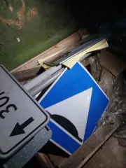 Лом черных металлов 32,6 т. Состоит из металлических труб, газовых плит, дорожных знаков со стойками и дорожных ограждений.