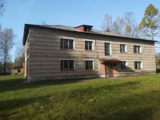Нежилое двухэтажное здание 400 м² с лоджиями, разделенное на отдельные просторные помещения, на берегу живописного водоема. В здании имеется пищеблок, водоснабжение и местная канализация, отопление обеспечивается индивидуальной котельной. Вместе со зданием продается земельный участок. Деревня…