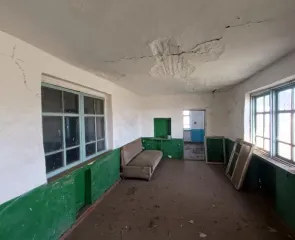 Здание кад № 26:09:020821:94 площадью 83.70 кв. м и земельный участок кад №26:09:020108:6 площадью 30044.00 кв. м по адресу: Ставропольский край, Туркменский район, село Камбулат, улица Комарова, дом 18.