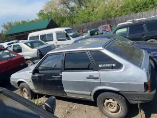 ВАЗ 21093, 2001 года выпуска, государственный номер С711ЕТ19, VIN XTA21093012964447. Комплектность и состояние не проверялись. Имущество обращено в доход государства, документы отсутствуют. Находится в селе Краснотуранское. Пробег: 0 км. Объем двигателя, коробка передач, привод и мощность двигателя…