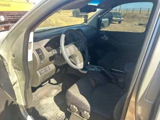 Автомобиль легковой Nissan Pathfinder, 2011 год, VIN VSKJVWR51U0419505. Пробег более 521 тыс. км, цвет серый. Россия, Волгоградская область, Котельниковский район, х. Захаров. Имеются повреждения кузова в виде сколов, задир, вмятин по периметру кабины. Физический износ 40-60%.