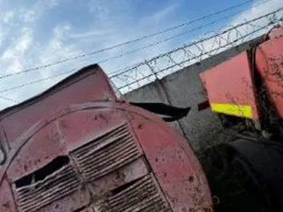 Компрессор ПКСД-5-25 ДУ 28. Неисправен, разукомплектован, требуется ремонт в объеме, превышающем экономическую целесообразность его выполнения, непригоден для эксплуатации и ремонту. Не эксплуатируется несколько лет. Находится на хранении под открытым небом.