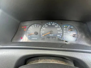 Toyota Corolla 2003 года выпуска, серый цвет. Номер кузова: NZE121-3178012, государственный регистрационный знак: М376ЕТ03. VIN отсутствует.