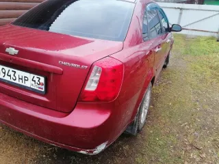 Chevrolet Lacetti 2008 года, красный цвет. Государственный номер О943НР43, VIN: KL1NF197J8K901316. Находится в Кировской области, Юрьянский район, пгт. Юрья, ул. Кооперативная, д. 10А. Имеется обременение в виде арестов и залога в пользу ПАО «Совкомбанк».