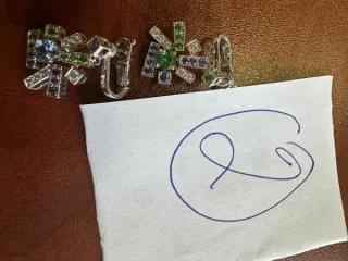 Серьги CHAUMET 750 из белого металла, выполненные в виде сложных геометрических фигур, на поверхности которых смеются вставки из камней. На застежках серег имеются штампованные надписи «CHAUMET», «750», «1042796».