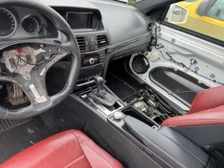 Mercedes-Benz E 200 CGI, 2010 легковой автомобиль (купе), год выпуска: 2010, VIN: WDD2073481F067708, гос. номер: М788УУ18, цвет: Белый, не на ходу, не заводится — пробег от 274 916 км. Двигатель отсутствует, битая передняя часть, ржавчина по кузову. Местоположение: г. Санкт-Петербург, информация о…