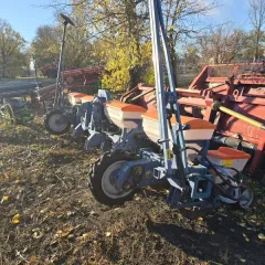 Сеялка МС-8 2023 года выпуска с пластиковыми зерновыми бункерами, с ТС, СКВ, без ТУ, балки 27. МС-8. В.03.01.00. СКВ (инв. № 1040000100). Тип навесная. Заводской номер 075. Масса 1300 кг. Производитель ПАО «Миллерово сельмаш». Состояние б/у.