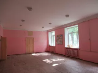 Продается имущество по адресу: Ярославская область, р-н Даниловский, д Манжаково, ул Солнечная, д 1а. Кадастровый номер здания 76:05:010101:2065, площадь здания 317.5 кв. м. Кадастровый номер земельного участка 76:05:180101:9184, площадь участка 862 кв. м. Одноэтажное здание.
