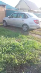 LADA GRANTA 2023 года выпуска, VIN XTA219040R1011948, госномер E855AEI22. Техническое состояние: кузов - левая сторона: потертости и задир лакокрасочного покрытия над задним колесом; задняя сторона: вмятина у левой фары. Внутренних повреждений нет. ПТС утерян. Транспортное средство является…