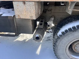 Грузовой самосвал МАЗ 551605 230 024, идентификационный номер  VIN  Y3M55160550005639 Грузовой самосвал МАЗ 551605 230 024, идентификационный номер  VIN  Y3M55160550005639, Цвет белый, год выпуска 2005. Тех. описание: государственные рег. знаки отсутствуют. Шины спущены  состояние невозможно…