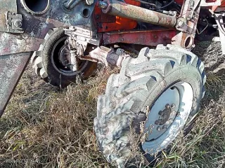 Трактор марки "МТЗ-82"; Тракторный прицеп без государственного знака; Трактор ДТ-75