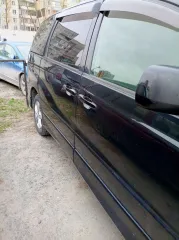 Toyota Estima, 2001 г.в., черный. VIN отсутствует, ПТС 25 УА 428618, госномер У343МС55. Двигатель: бензиновый, модель 2AZ 0554367, мощность 160 л.с. (120 кВт), объем 2362 см³. Кузов ACR30-0136199, экологический класс 3. Максимальная масса 2025 кг, масса без нагрузки 1640 кг. Произведено в Японии…