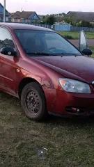 Kia Cerato 2005 года, VIN: KNEFE242255189539, номер кузова: KNEFE242255189539, красный цвет. Объем двигателя 1599 см³, мощность 77 кВт/105 л.с., экологический класс не установлен. Тип транспортного средства: легковой комби (хэтчбек).