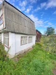 Земельный участок площадью 546 кв.м и здание площадью 20.4 кв.м. Адрес: Россия, Удмуртская Республика, г. Воткинск, территория СНТ "Сад 5", ул. 7-я, дом 77. Кадастровый номер участка: 18:27:070806:16. Здание нежилое, одноэтажное, кадастровый номер: 18:27:070805:188.