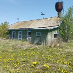 Здание конторы ЖКХ с земельным участком. Назначение нежилое, 1-этажное, общей площадью 77,90 кв.м., введено в эксплуатацию в 1960 году, инвентарный номер 111960, литера А, расположено по адресу: Омская область, Омский район, с. Петровка, ул. Центральная, № 24 Г. Требуется капитальный ремонт. Здание…