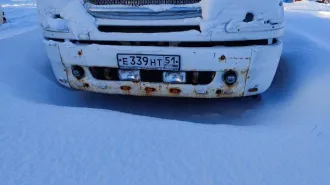 Freightliner Columbia 2003 года выпуска. Грузовой тягач седельный Freightliner Columbia 6x4, цвет белый, коррозия, ржавчина на переднем бампере, не на ходу (со слов владельца). Работоспособность не проверялась. Расположен по адресу: г. Мурманск, ул. Кильдинское шоссе, д. 2. VIN: 1FUJA6CG54LM10688.