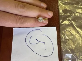 Кольцо Van Cleef & Arpels 750 пробы с прозрачным камнем кольцо из желтого металла, выполненного в форме шаров, с прозрачным камнем по центру. На внутренней части кольца имеются штампованные надписи «VCA», «Au 750», «51», «JE29I238»