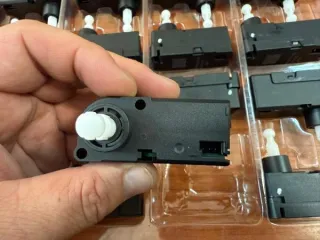 Годные остатки изделий: крышка-заглушка для фары автомобиля из резины черного цвета 80 штук, патрон для лампочки 41 штука, заглушки из резины черного цвета 122 штуки, элемент крепления из пластмассы белого цвета 40 штук, патрон для лампочки из пластмассы серого цвета 40 штук, элемент крепления из…