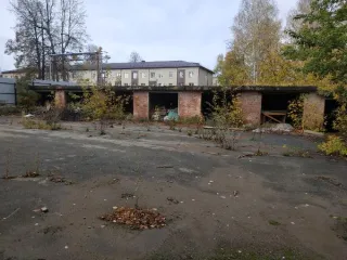 Земельный участок, площадью 2228,0 кв. м, с кадастровым номером 18:26:040453:1023, с расположенным на нем зданием общей площадью 289,6 кв.м., с кадастровым номером 18:26:040453:36, объектами движимого имущества – асфальтобетонное покрытие, общей площадью 643,8 кв.м., железобетонное ограждение…