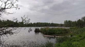 Нежилое двухэтажное здание 400 м² с лоджиями, разделенное на отдельные просторные помещения, на берегу живописного водоема. В здании имеется пищеблок, водоснабжение и местная канализация, отопление обеспечивается индивидуальной котельной. Вместе со зданием продается земельный участок. Деревня…