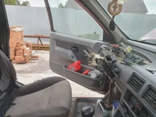 Opel Frontera 1994 года, 125 лс, 300000 км, полный привод, VIN SED53MWL4RV623256. Авто не на ходу, в крайне неудовлетворительном состоянии, отсутствуют колеса, двигатель требует капремонта и снят, кузов в ржавчине и дырах, повреждения по кузову, отсутствие деталей по кузову и внутри салона. Все…