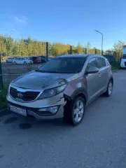 Kia Sportage 2013 года, 150 л.с., 160031 км, АКПП, проблемы с проводкой системы зажигания, многочисленные сколы и замятины капота, неравномерный окрас кузова, повреждение переднего бампера, сколы и царапины кузова, отслоение краски, неисправный аккумулятор.