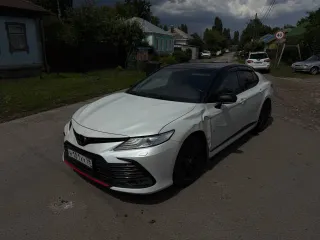 Toyota Camry 2021 года, 249 лс, 253400 км, АКПП, гос.рег.знак Н101ХХ98, VIN XW7BZ3HK60S116340, 2021г.в., мощность двиг., л.с. (кВт): 248,8 (183), цвет: белый перламутр с черной крышей.