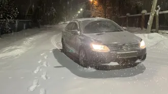 Volkswagen Jetta 2017 года выпуска. Госномер С213МС136, цвет синий. VIN: 3VW2B7AJ3HM378449. По всему корпусу многочисленные царапины и сколы. В наличии четыре колеса, пятое запасное колесо. Ключи и документы отсутствуют.