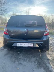 Renault Sandero 2010 года, 84 л.с., 100000 км, механическая коробка передач, VIN X7LBSRB1HAH338990. Имущество находится в залоге у ПАО Сбербанк. Пробег уточнять при осмотре.