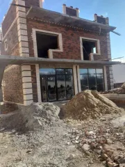 Земельный участок 1026 м² в Ставропольском крае по адресу: Россия, Ставропольский край, г. Ессентуки, ул. Комарова, площадь 1026+/-11 кв.м., на котором находится объект незавершенного строительства.