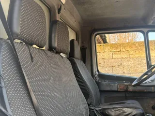 Mercedes-Benz 814D, (VIN) WDB6703232N070435, 1997 г.в. В неудовлетворительном состоянии. Двигатель снят, лежит в кабине. Точно определить является ли двигатель этой машины не возможно. Коробка передач отсутствует. Проводка отсутствует. Смотреть фото на электронной площадке.
