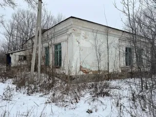 Здание 210.9 кв.м, сарай 99.6 кв.м, земельный участок 8274 кв.м, Липецкая область. Здание с кадастровым номером 48:08:2050104:18 площадью 210,9 кв.м, назначение: нежилое; здание «Сарай» с кадастровым номером 48:08:2050104:22 площадью 99,6 кв.м, назначение: нежилое, с одновременным отчуждением…