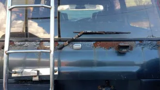 Toyota Land Cruiser 1995 года выпуска. Зеленый цвет. Дизельный двигатель 1HD, номер 0087658, объем 4.2 литра (4164 куб. см), мощность 165 л.с. VIN отсутствует. ПТС: 65МТ248372. Номер рамы: HDJ81-0046115. Страна изготовитель: Япония. Разрешенная максимальная масса 2595 кг, снаряженная масса 2320 кг.