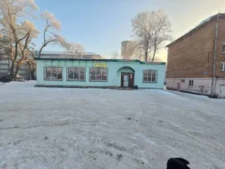 Здание 204,2 кв.м. и земельный участок 833 кв.м. в Кемеровской области. Нежилое помещение, магазин, 1-этажный (подземных этажей 0), инвентарный номер 1-15856, по адресу: Российская Федерация, Кемеровская область – Кузбасс, город Прокопьевск, улица Парковая, 279, общей площадью 204,2 кв.м…